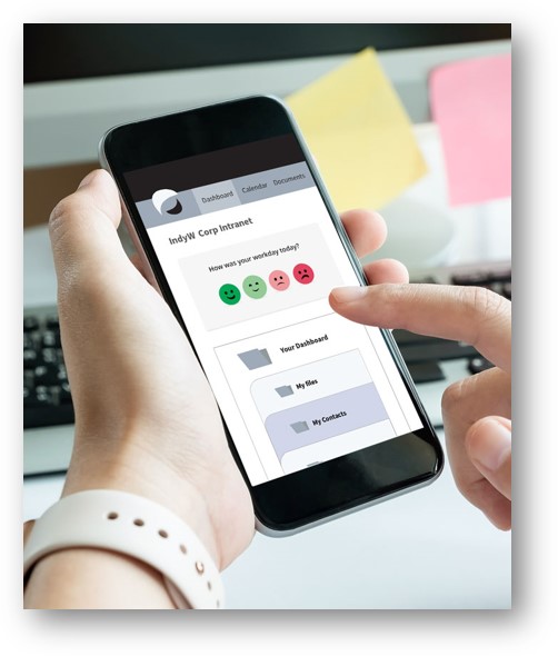 Online-Zufriedenheitsbefragung zum Arbeitstag über das Intranet. Die Mitarbeiterin gibt über ihr Smartphone die Rückmeldung ein.