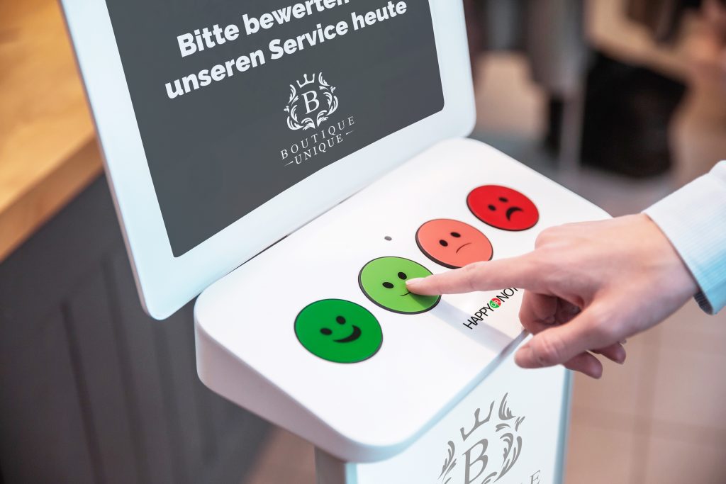 Kundenzufriedenheitsmessung über Sofort-Feedback-System mit Terminal und Tastendruck.