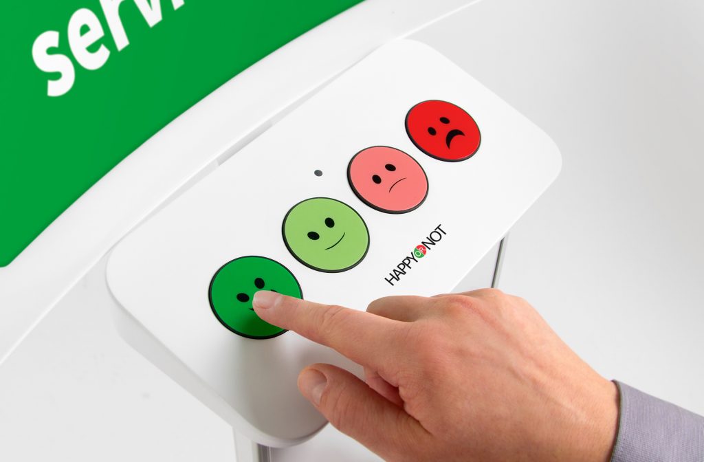 Die Kundenzufriedenheit wird durch Druck auf einen von vier Smiley-Knöpfen auf dem Terminal gemessen.