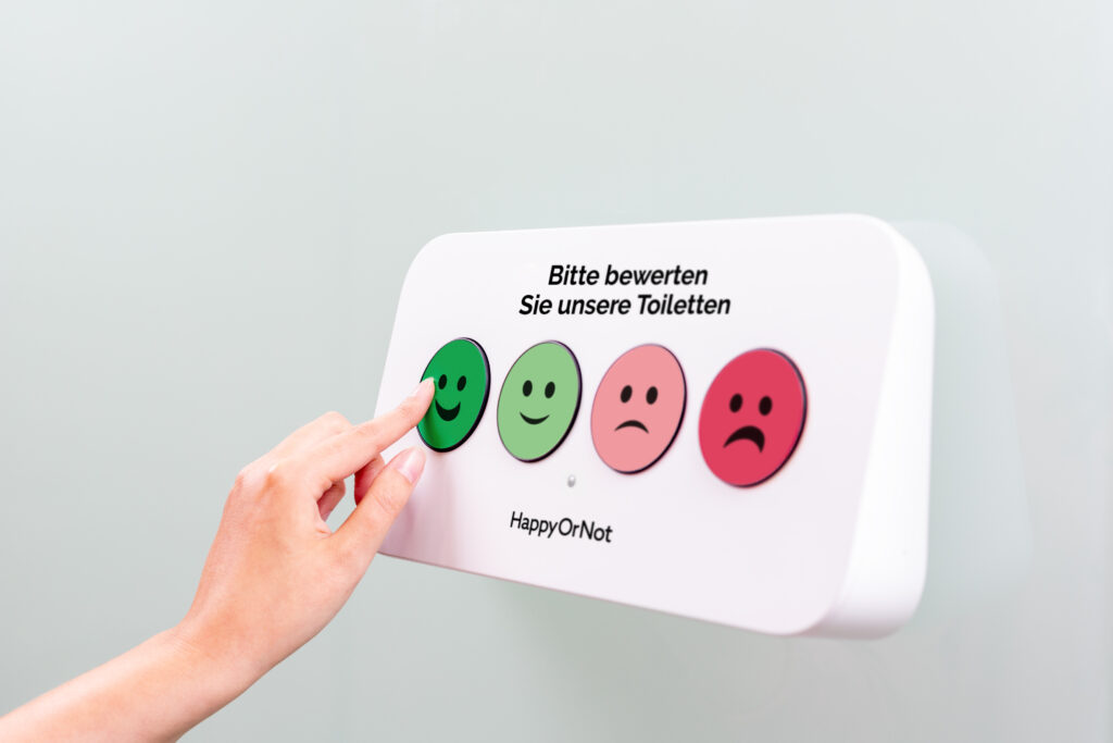 Ein Tastendruck auf einen der vier Smiley-Buttons meldet die Wahrnehmung der Nutzer zur Sauberkeit der WC-Anlage.