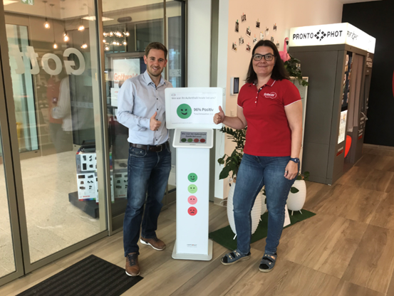 Das Team im Fachhandel mit dem Touch Terminal. Damit erfassen sie Feedback von Kunden im Fachhandelsmarkt.