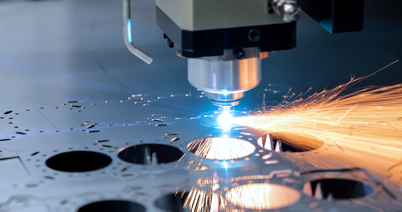 Unterlagen für die Bedienung von komplexen Maschinen müssen vom Maschinenbauer in die Sprache des Auslandsmarktes übersetzt werden. Diese CNC-Fräsmaschine ist im vollen Einsatz.