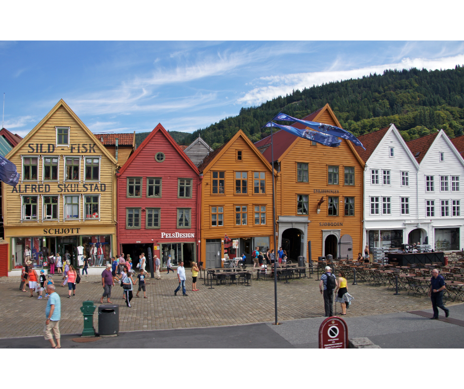 Eine norwegische Stadt im Sommer mit norwergischsprachigen Schildern