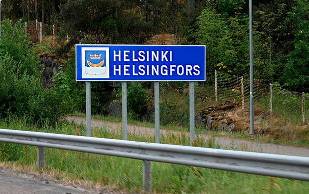 Helsinki auf Finnisch und Schwedisch, den zwei offiziellen Sprachen.