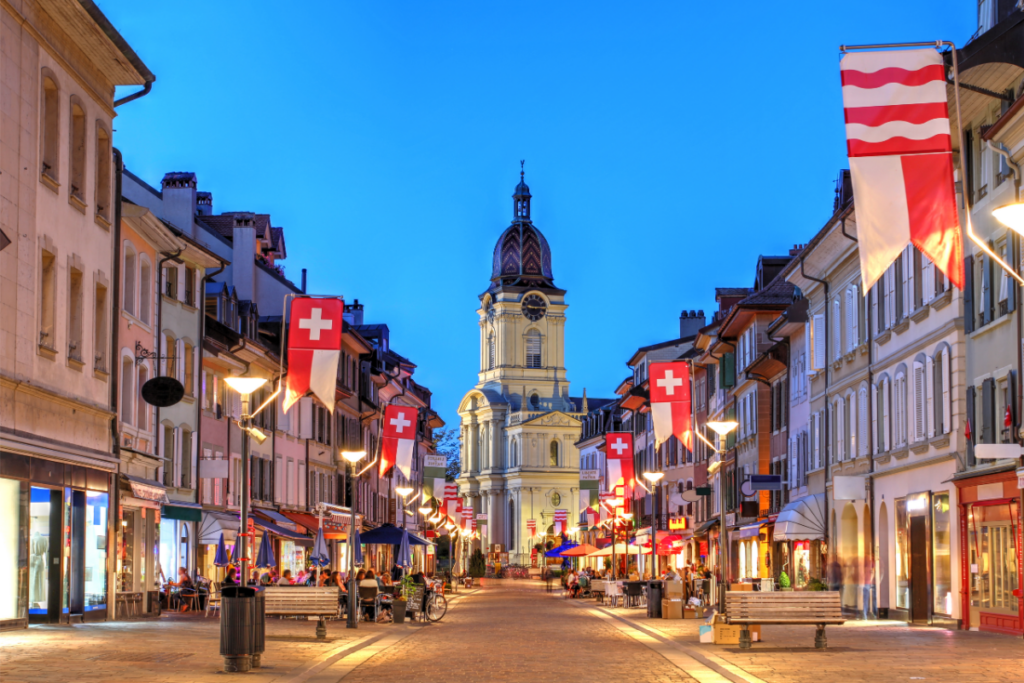 Bild einer Schweizer Stadt mit Schweizer Fahnen